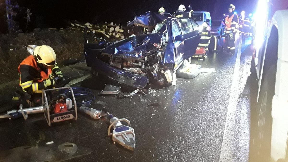 Tragický střet auta s náklaďákem u Bezdězu. Zemřel nezletilý